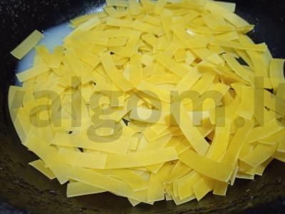 Kepta makaronai su rūkytų skoniu Žingsnis 1