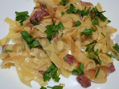 Kepta makaronai su rūkytų skoniu pagrindine nuotrauka