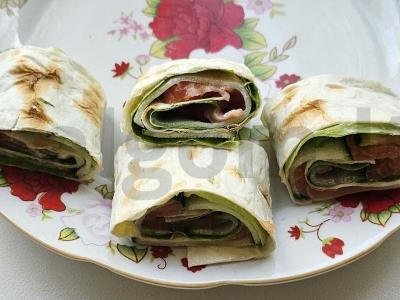 Silpnai sūdyta upėtakis lavaše pagrindine nuotrauka