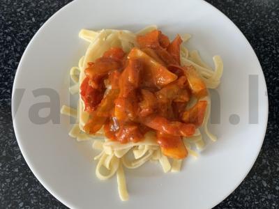 Lagnano makaronai su daržovėmis vakarienei pagrindine nuotrauka
