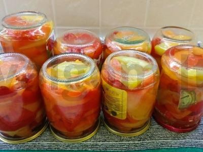 Marinuoti pipirai su prieskoniais pagrindine nuotrauka