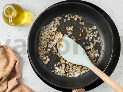 Kepti pievagrybiai su sūriu ir šonine Žingsnis 3