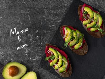 Sumuštinis su burokėlių humusu ir avokadu pagrindine nuotrauka