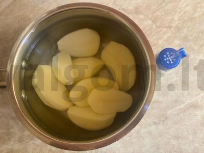 Bulvės su voveraitėmis ir sūriu „Grybautojo pietūs“ Žingsnis 1