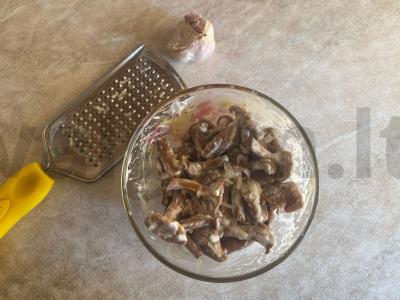 Bulvės su voveraitėmis ir sūriu „Grybautojo pietūs“ Žingsnis 3