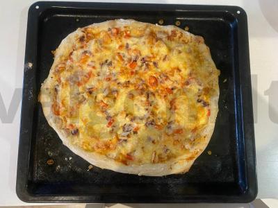 Namų pica su vištiena pagrindine nuotrauka