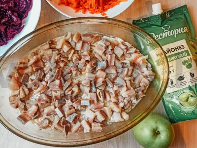 Salotas „Silkė po kailiu su obuoliu“ Žingsnis 2