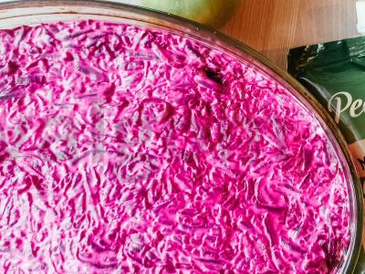 Salotas „Silkė po kailiu su obuoliu“ pagrindine nuotrauka