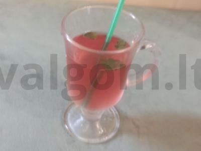 Šaltas hibisko arbata su obuolių sultimis pagrindine nuotrauka