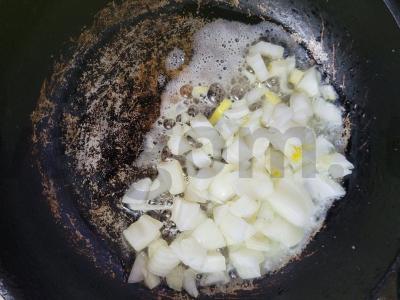 Švelni vištiena grietinėlės ir grybų padaže Žingsnis 1