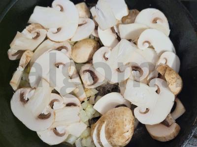 Švelni vištiena grietinėlės ir grybų padaže Žingsnis 2