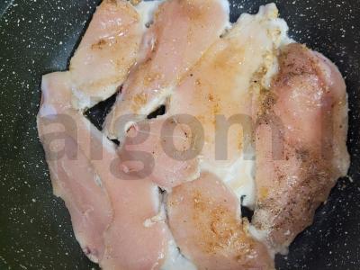 Švelni vištiena grietinėlės ir grybų padaže Žingsnis 4