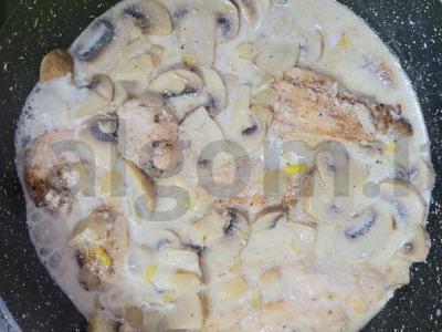 Švelni vištiena grietinėlės ir grybų padaže Žingsnis 6