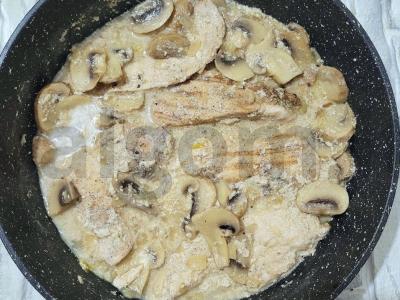 Švelni vištiena grietinėlės ir grybų padaže pagrindine nuotrauka