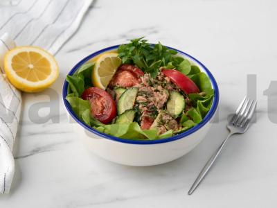 Salotos su tunu ir daržovėmis pagrindine nuotrauka