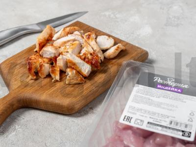 Salotos su kalakutiena, agurkais ir obuoliais Žingsnis 1