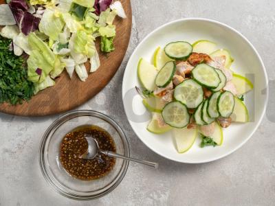 Salotos su kalakutiena, agurkais ir obuoliais Žingsnis 4