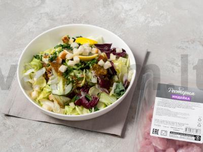 Salotos su kalakutiena, agurkais ir obuoliais pagrindine nuotrauka