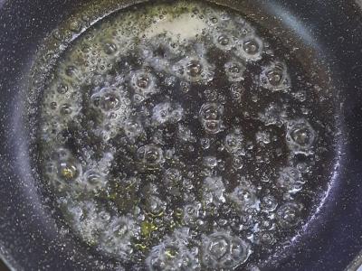 Kiaušinienė su pomidoru, sūriu ir pipirais Žingsnis 1