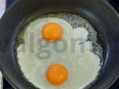 Kiaušinienė su pomidoru, sūriu ir pipirais Žingsnis 2