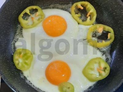 Kiaušinienė su pomidoru, sūriu ir pipirais Žingsnis 3