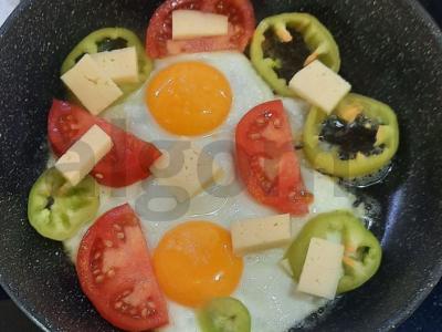 Kiaušinienė su pomidoru, sūriu ir pipirais Žingsnis 5