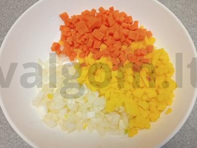 Mantai su kiaulienos faršu ir daržovėmis vakarienei Žingsnis 1