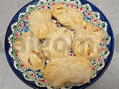 Mantai su kiaulienos faršu ir daržovėmis vakarienei pagrindine nuotrauka