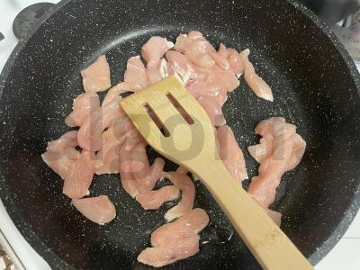 Kviečių makaronai su mėsa ir daržovėmis teriyaki padaže Žingsnis 1