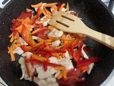 Kviečių makaronai su mėsa ir daržovėmis teriyaki padaže Žingsnis 2