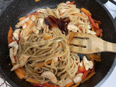 Kviečių makaronai su mėsa ir daržovėmis teriyaki padaže Žingsnis 5