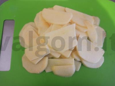 Šviežių obuolių ir džiovintų datulių kompotas Žingsnis 1