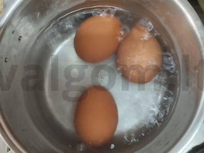 Menkių kepenėlių salotos su žirneliais ir kiaušiniu Žingsnis 1