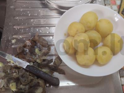 Menkių kepenėlių salotos su žirneliais ir kiaušiniu Žingsnis 2