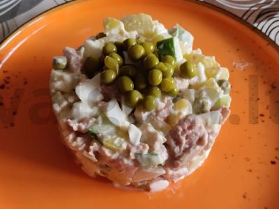 Menkių kepenėlių salotos su žirneliais ir kiaušiniu pagrindine nuotrauka