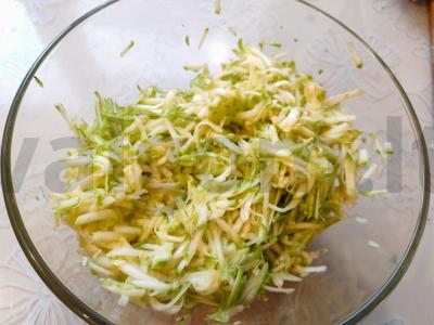 Cukinijų blynai su dešra ir sūriu Žingsnis 1