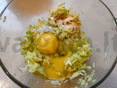 Cukinijų blynai su dešra ir sūriu Žingsnis 2