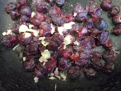 Kepti antis kojos su mėlynių padažu Žingsnis 5