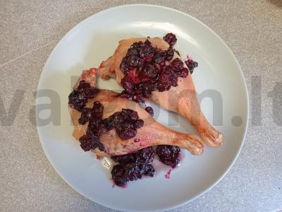 Kepti antis kojos su mėlynių padažu pagrindine nuotrauka