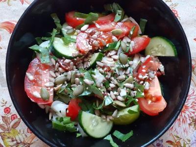 Daržovių salotas su rūgštynėmis ir salotų mišiniu pagrindine nuotrauka