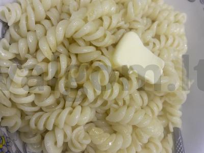 Makaronai grietinėlės svieste pagrindine nuotrauka