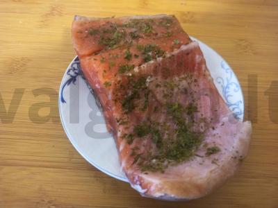 Sūdyta lašiša su žolelėmis pagrindine nuotrauka