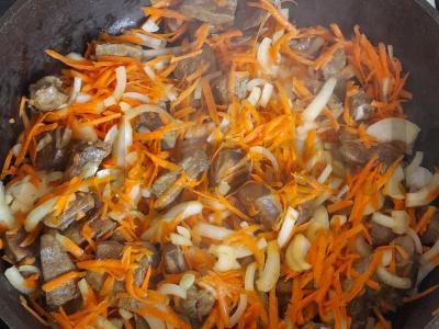 Makaronai su troškinta jautienos kepenimi Žingsnis 3