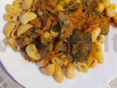 Makaronai su troškinta jautienos kepenimi pagrindine nuotrauka