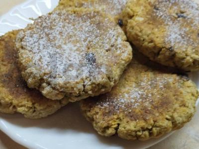 Avižiniai sausainiai keptuvėje pagrindine nuotrauka