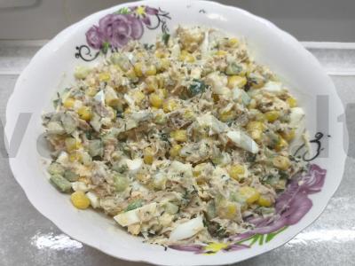 Salotos su tunu ir kukurūzais pagrindine nuotrauka