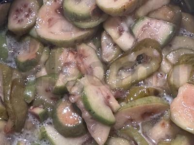 Naudingas feijoa džemas su cukatais ir razinom Žingsnis 4