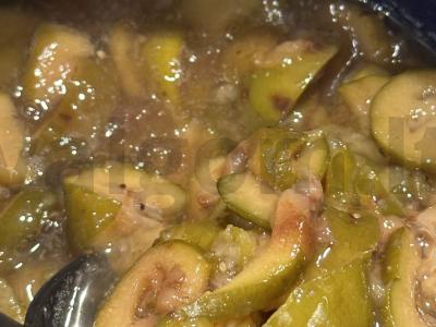 Naudingas feijoa džemas su cukatais ir razinom Žingsnis 5