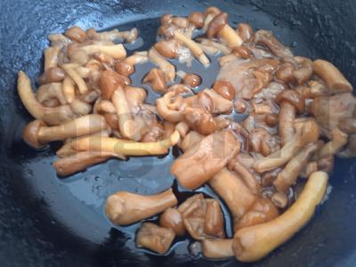 Pievagrybiai, kepti su bulvėmis alyvuogių aliejuje Žingsnis 1