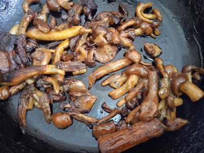 Pievagrybiai, kepti su bulvėmis alyvuogių aliejuje Žingsnis 2